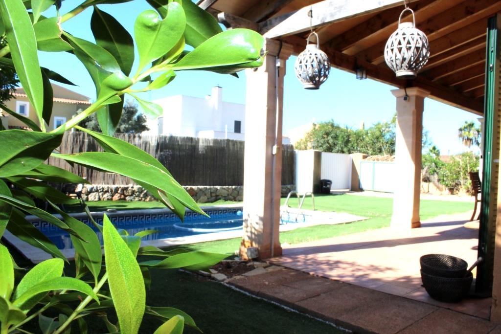 CHALET CON PISCINA EN  SA RAPITA.